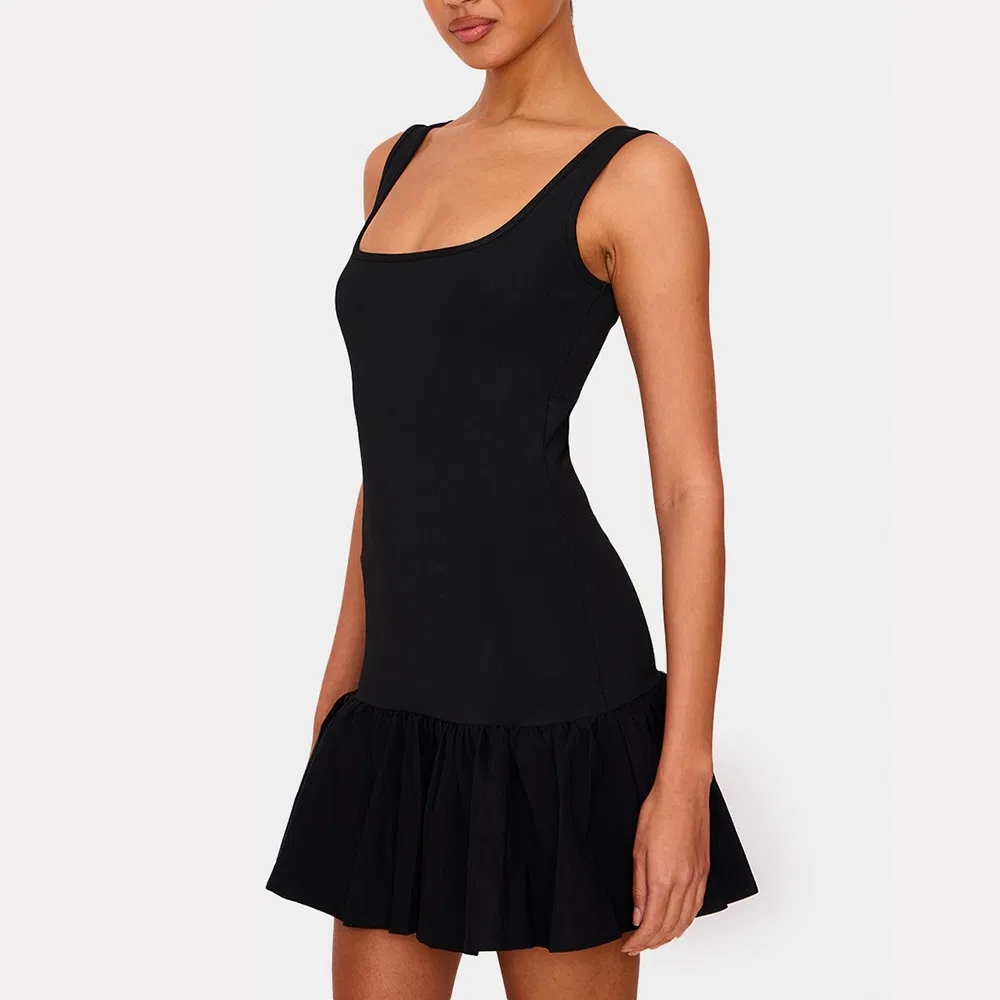 Vestido mini sin mangas de línea A negro sólido personalizado para mujeres, diseño de cuello cuadrado, cintura caída y con volantes, teñido liso directo de fábrica