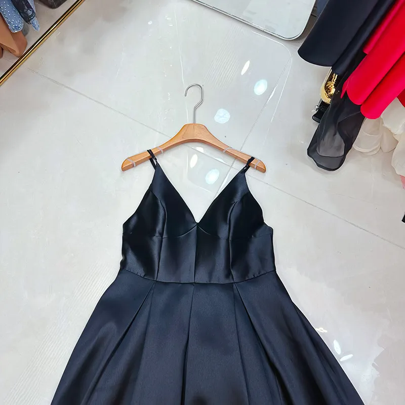 Ropa de boutique al por mayor Ropa de mujer Diseño de nuevo producto Vestido con cuello en V y cremallera Largo y elegante Ropa de mujer Vestido de mujer