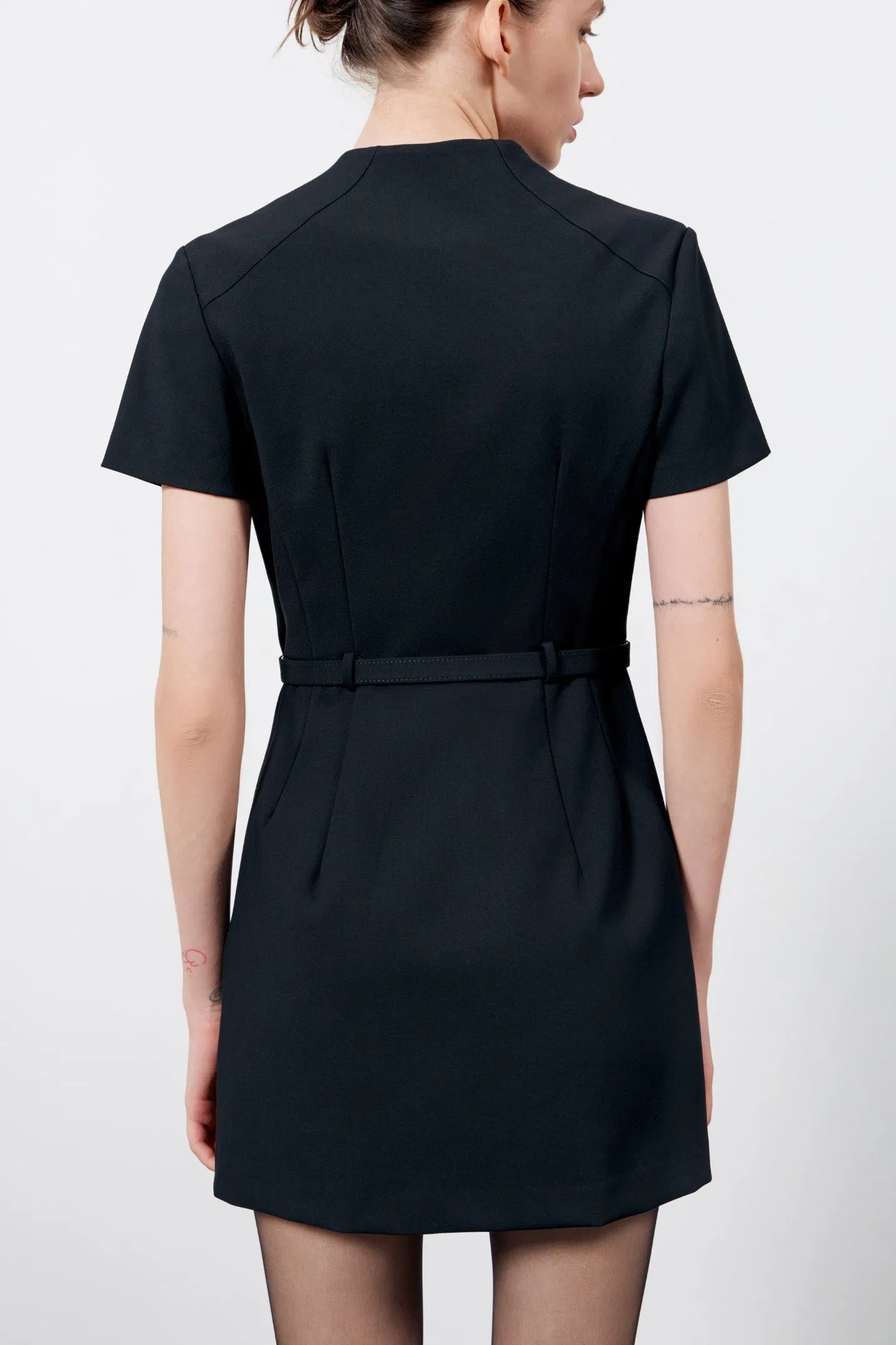 Vestido de traje corto con botones frontales de diseño para mujeres, fabricado por mayorista, ideal para uso en oficina, con tela de mezcla de lana