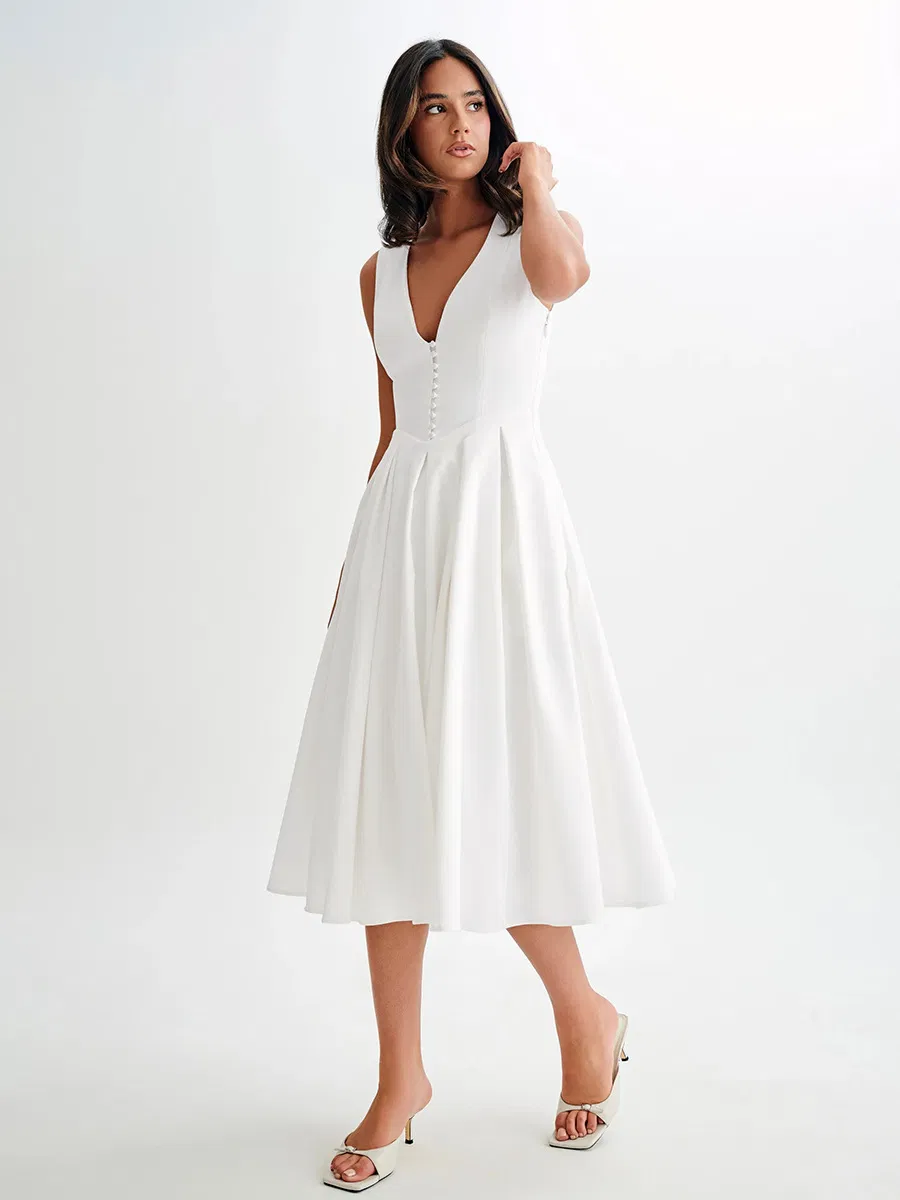 Modelado de vestido midi blanco 3