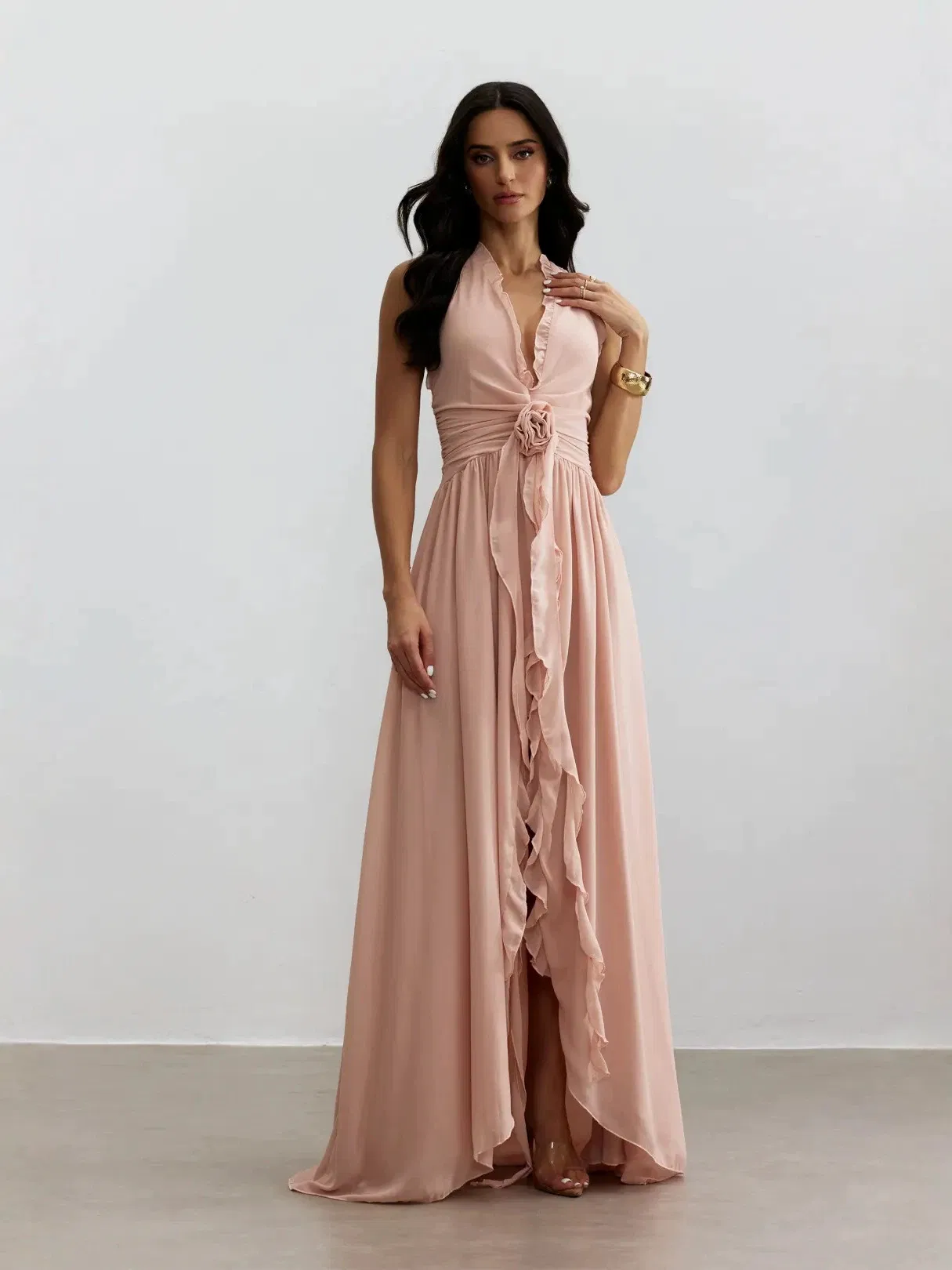 Vestido largo sin mangas halter rosa claro con cintura fruncida y abertura alta, elegante para invitadas de boda
