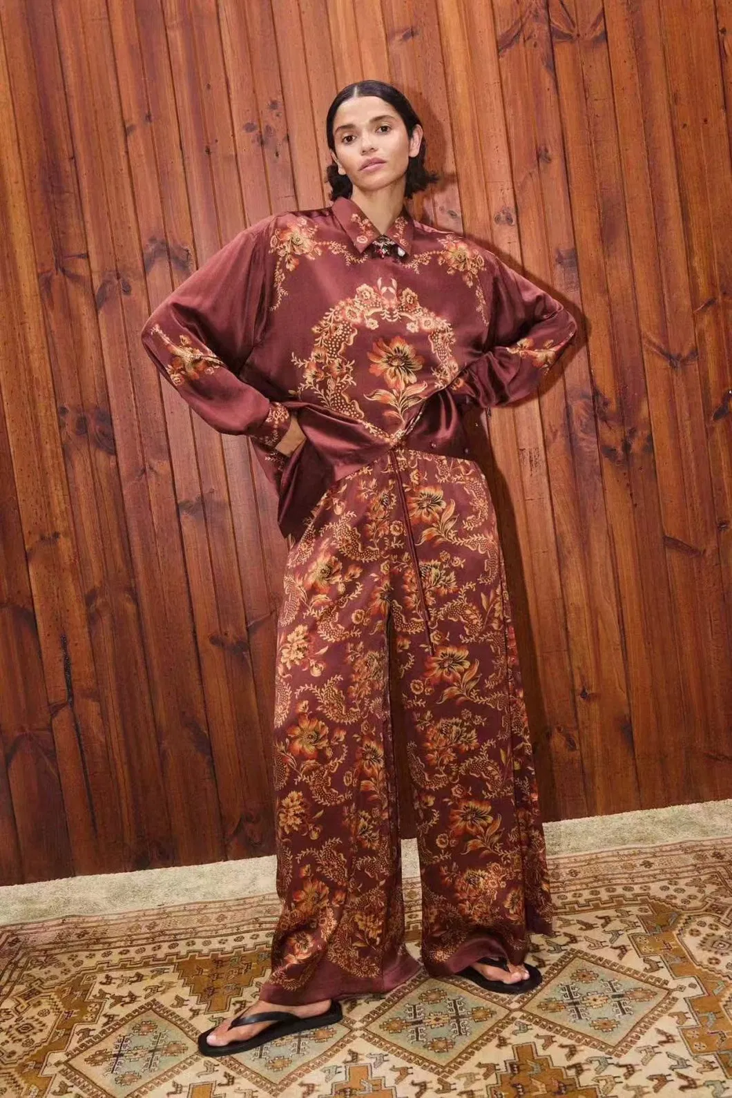 Conjunto de camisa casual de ajuste holgado con estampado floral retro y pantalones de pierna ancha, hecho a medida, diseño lujoso - vestido de fiesta para ocasiones especiales