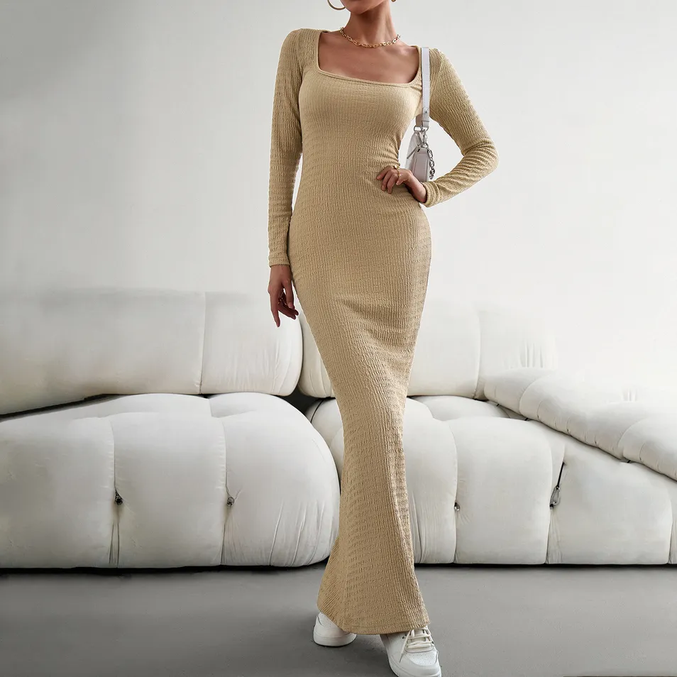 Vestido de mujer con escote cuadrado y mangas largas