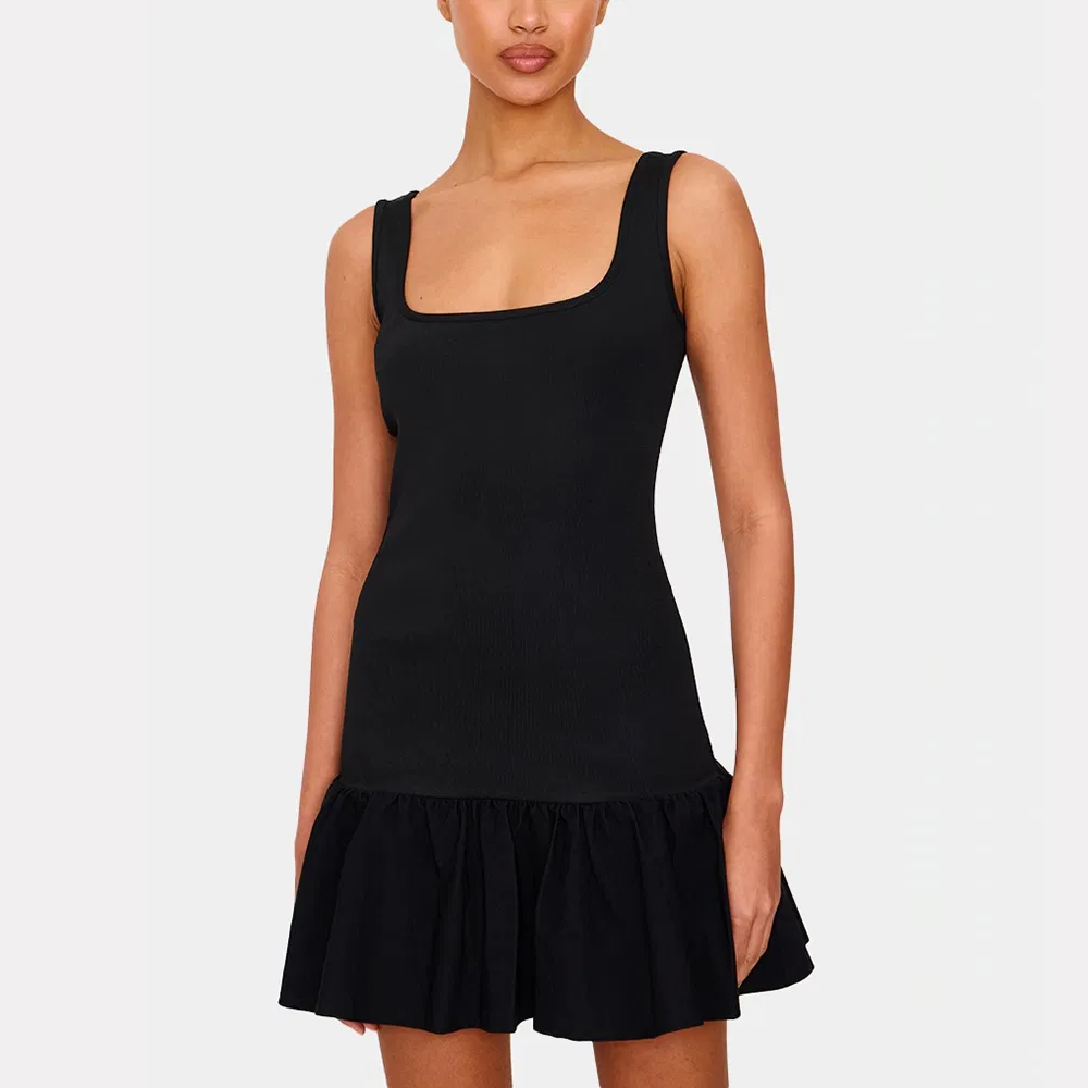 Vestido mini sin mangas de línea A negro sólido personalizado para mujeres, diseño de cuello cuadrado, cintura caída y con volantes, teñido liso directo de fábrica
