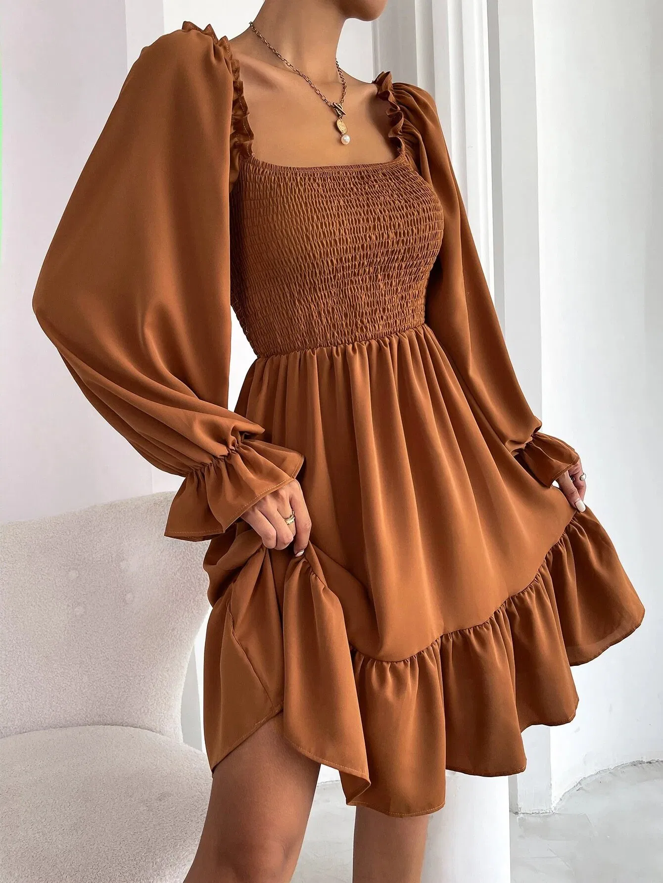 Vestido sólido de moda al por mayor con cuello cuadrado, vestido casual para mujeres, vestido de playa con mangas abullonadas y plisado
