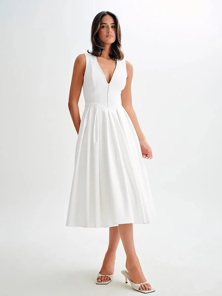 Modelado de vestido midi blanco 5