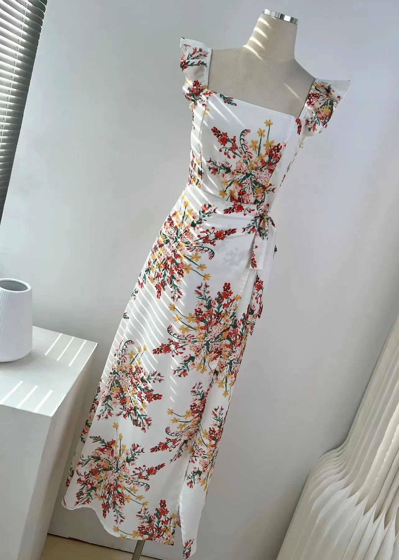 OEM Mayorista Ropa Personalizada Algodón Verano Mujeres Dama Estampado Floral Cuello en V Sexy Vintage Ajustado Sin Mangas Chifón Satén Logo de Marca Impresión Digital Vestidos