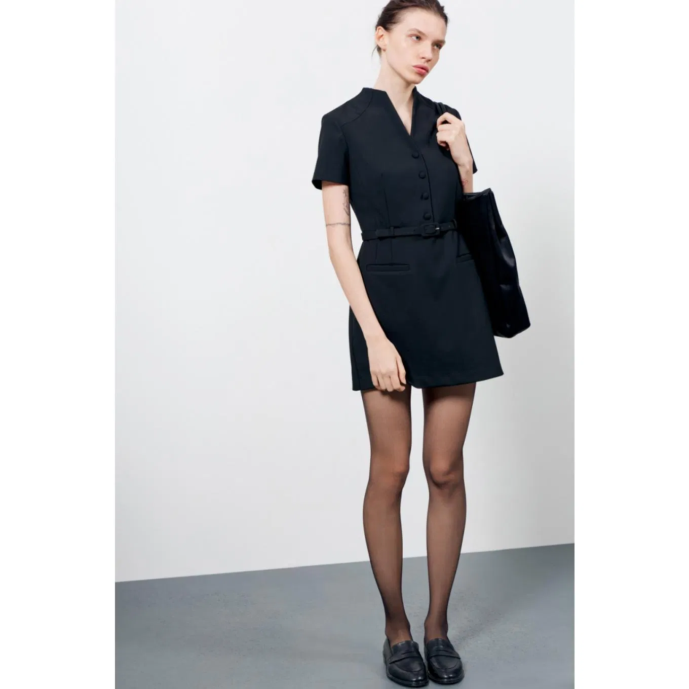 Vestido de traje corto con botones frontales de diseño para mujeres, fabricado por mayorista, ideal para uso en oficina, con tela de mezcla de lana