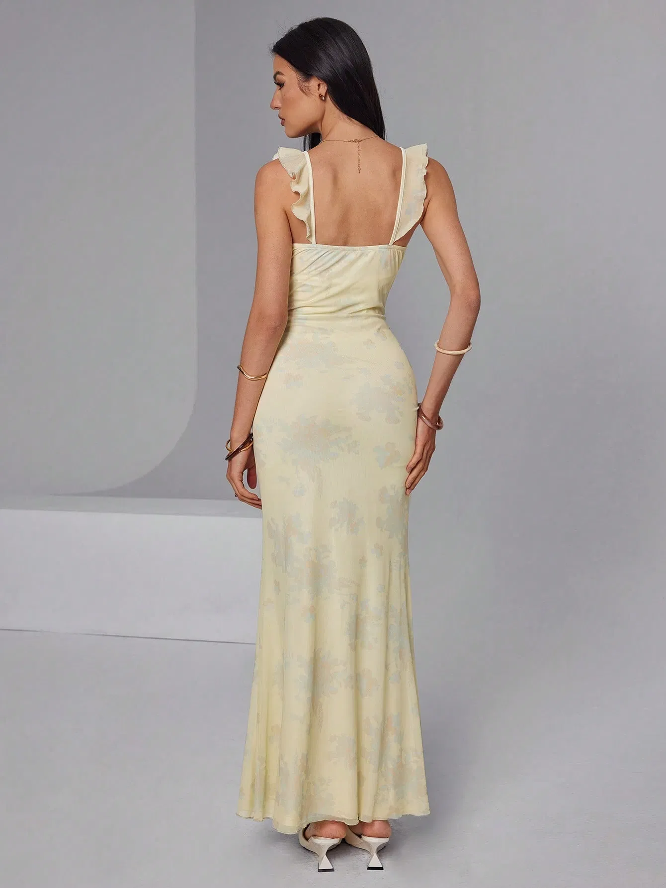 Vestido largo de mermaid con tirantes de espagueti y volantes en amarillo pálido con flores para mujeres, escote en V, ajustado, ideal para invitadas de boda