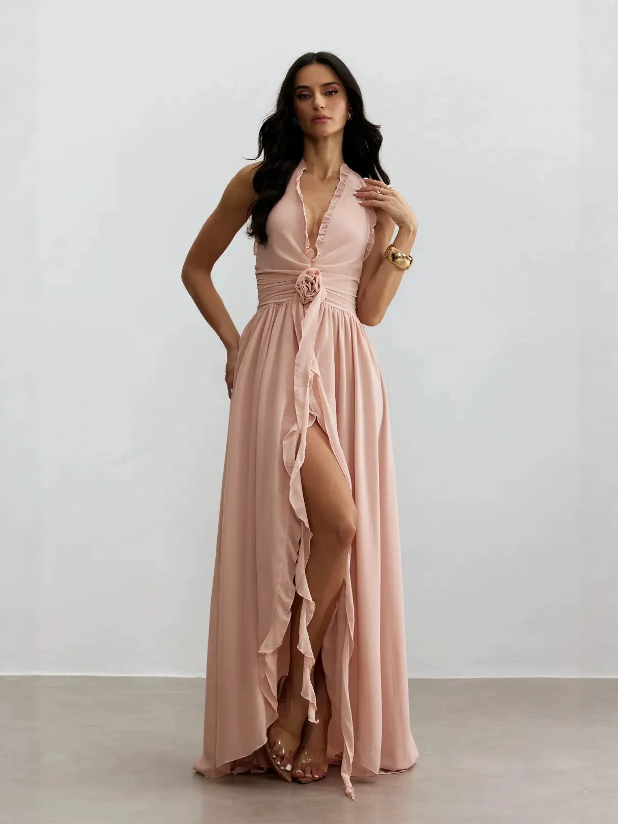 Vestido largo sin mangas halter rosa claro con cintura fruncida y abertura alta, elegante para invitadas de boda