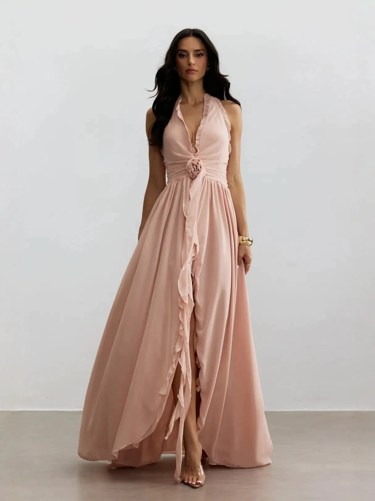 Vestido largo sin mangas halter rosa claro con cintura fruncida y abertura alta, elegante para invitadas de boda