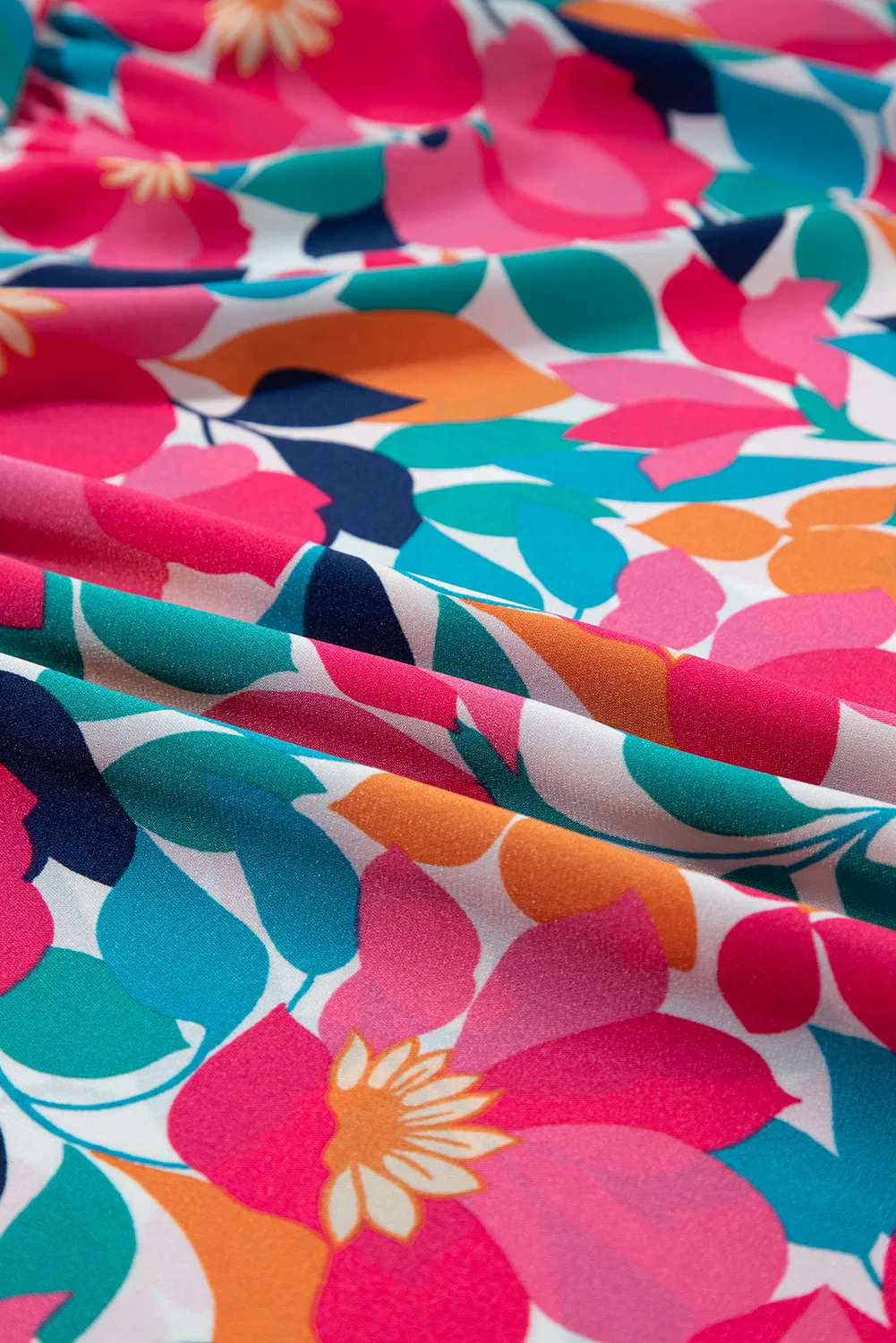 Detalle del tejido y estampado del vestido maxi
