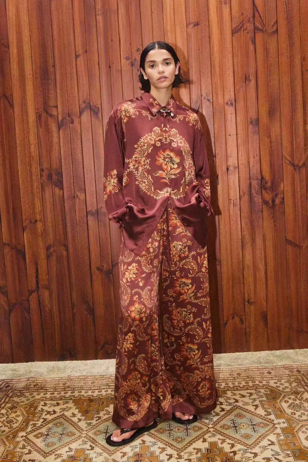Conjunto de camisa casual de ajuste holgado con estampado floral retro y pantalones de pierna ancha, hecho a medida, diseño lujoso - vestido de fiesta para ocasiones especiales