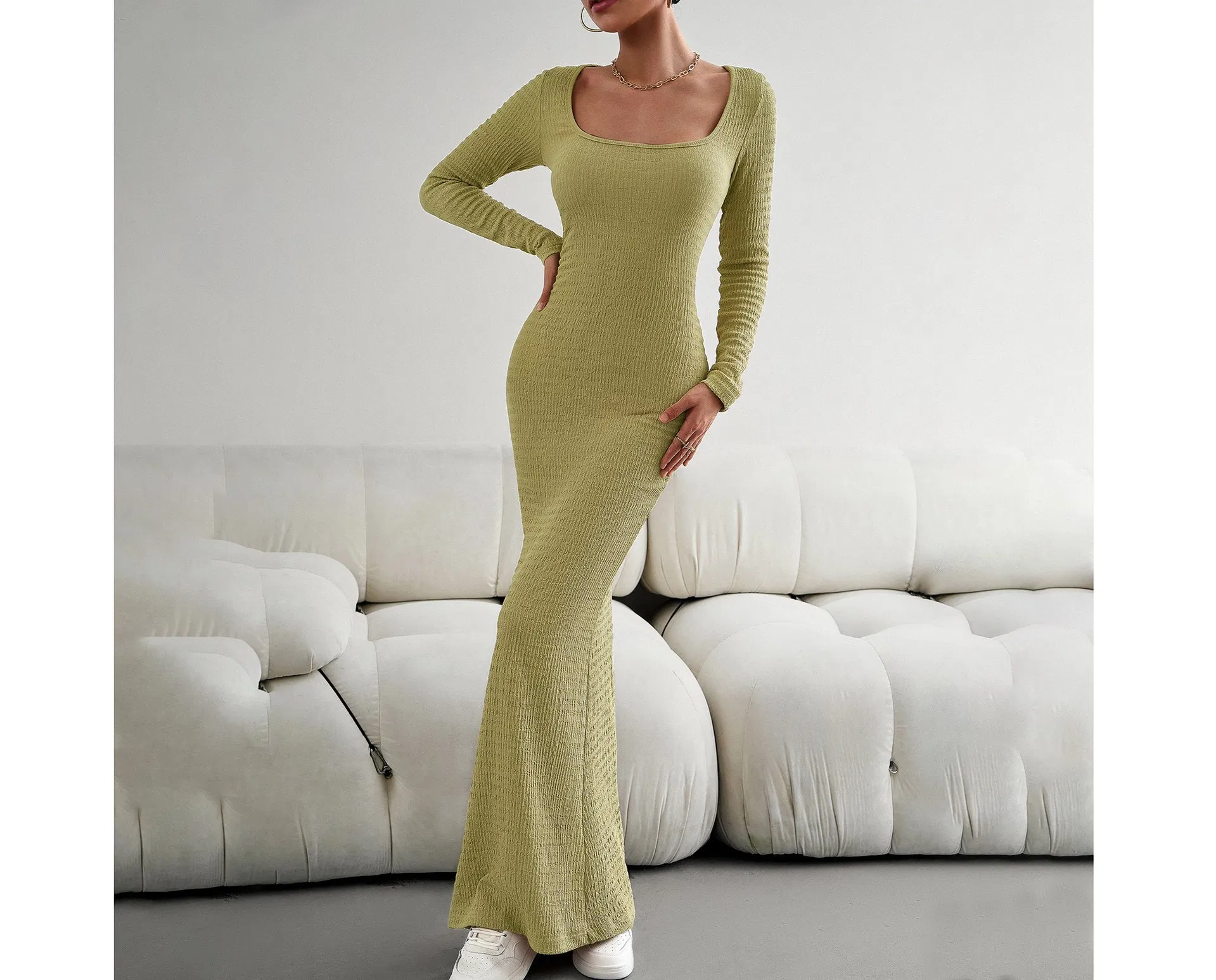 Vestido de mujer con escote cuadrado y mangas largas