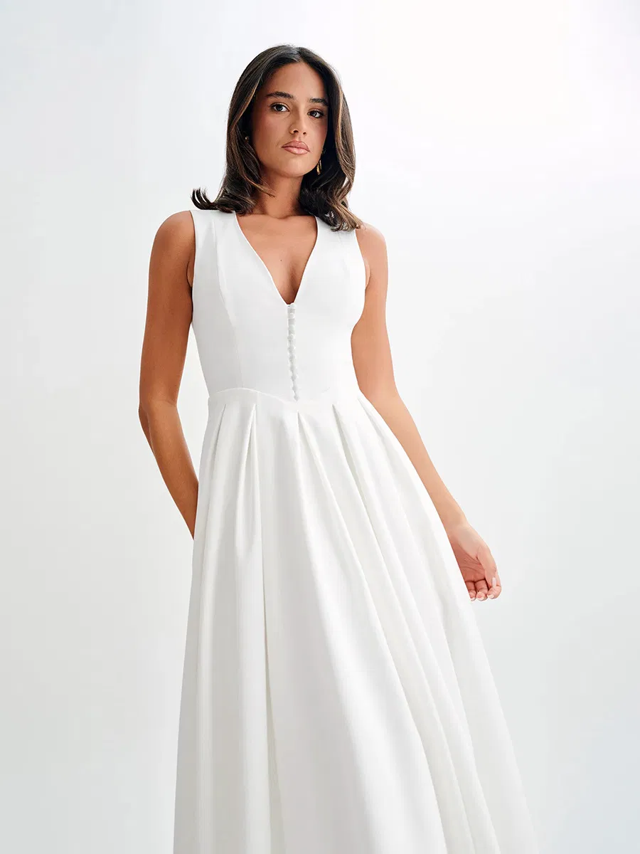 Modelado de vestido midi blanco 1