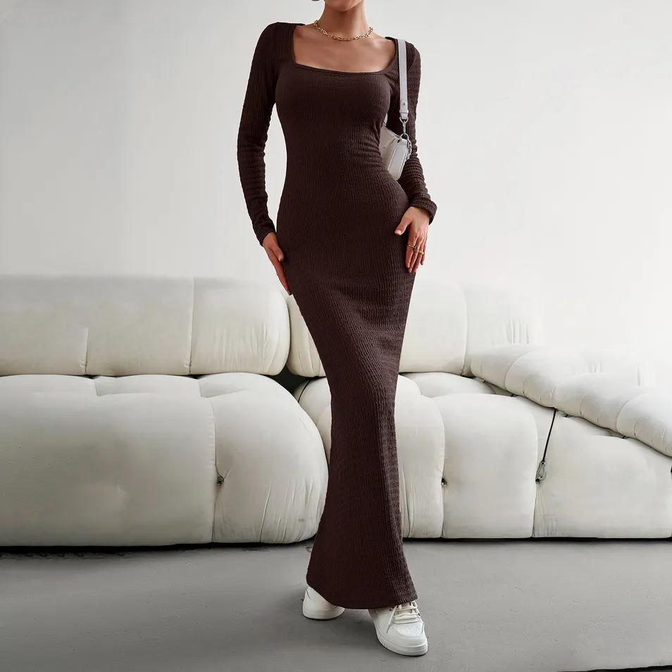 Vestido de mujer con escote cuadrado y mangas largas
