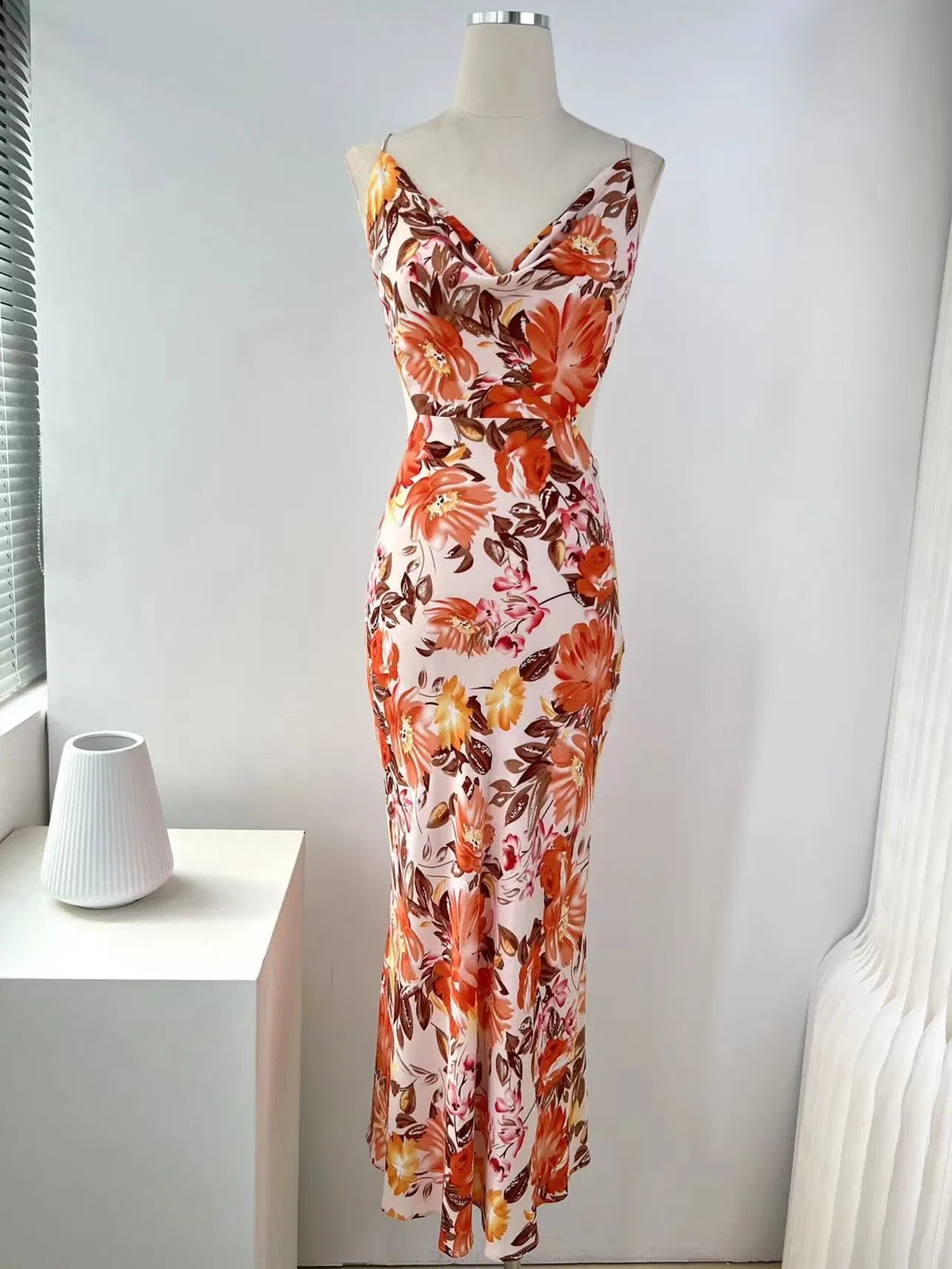 OEM Mayorista Ropa Personalizada Algodón Verano Mujeres Dama Estampado Floral Cuello en V Sexy Vintage Ajustado Sin Mangas Chifón Satén Logo de Marca Impresión Digital Vestidos