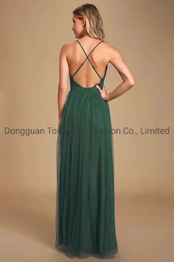 Modelo con vestido verde cazador vista 2