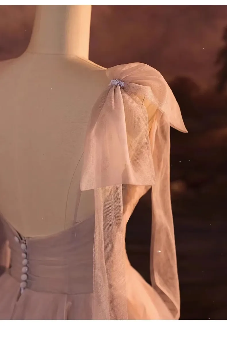 Vista trasera del vestido de noche de lujo ligero de alta gama