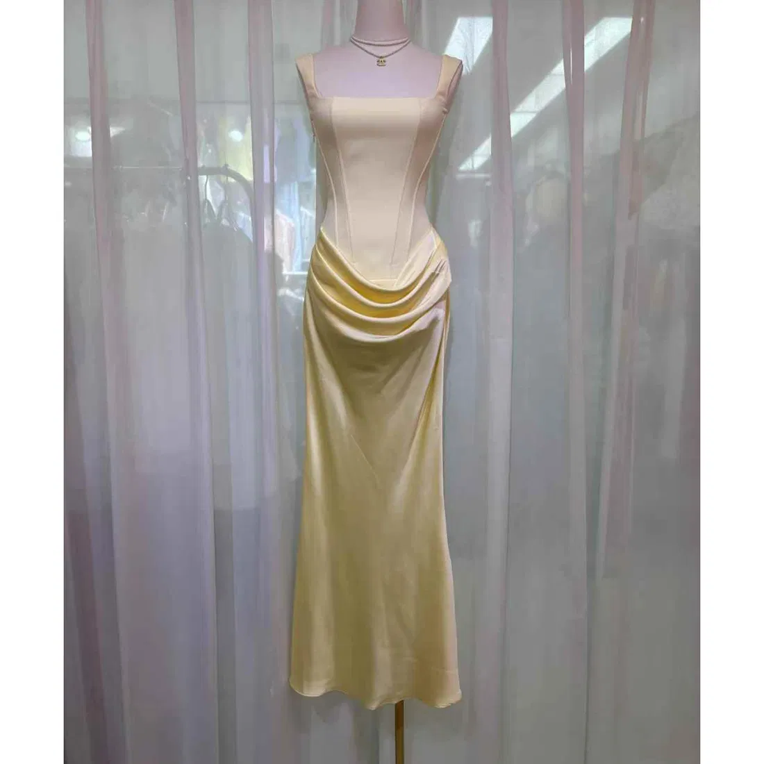 Vestido de lujo ligero de alta calidad para mujer, sin tirantes, con diseño de espina de pescado, plisado y ajuste ceñido