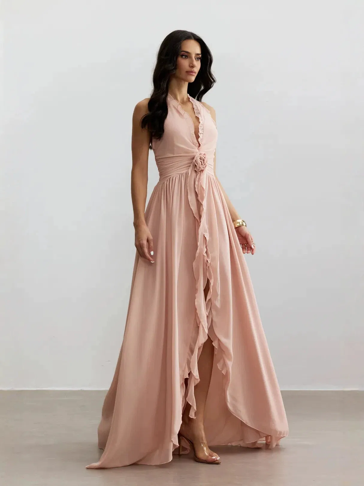 Vestido largo sin mangas halter rosa claro con cintura fruncida y abertura alta, elegante para invitadas de boda