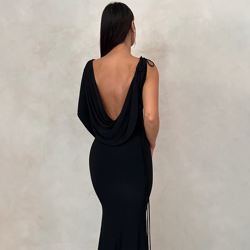 Vestido largo de mujer elegante de una sola manga, sin espalda y con escote en V profundo
