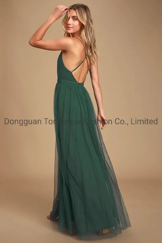 Modelo con vestido verde cazador vista 3