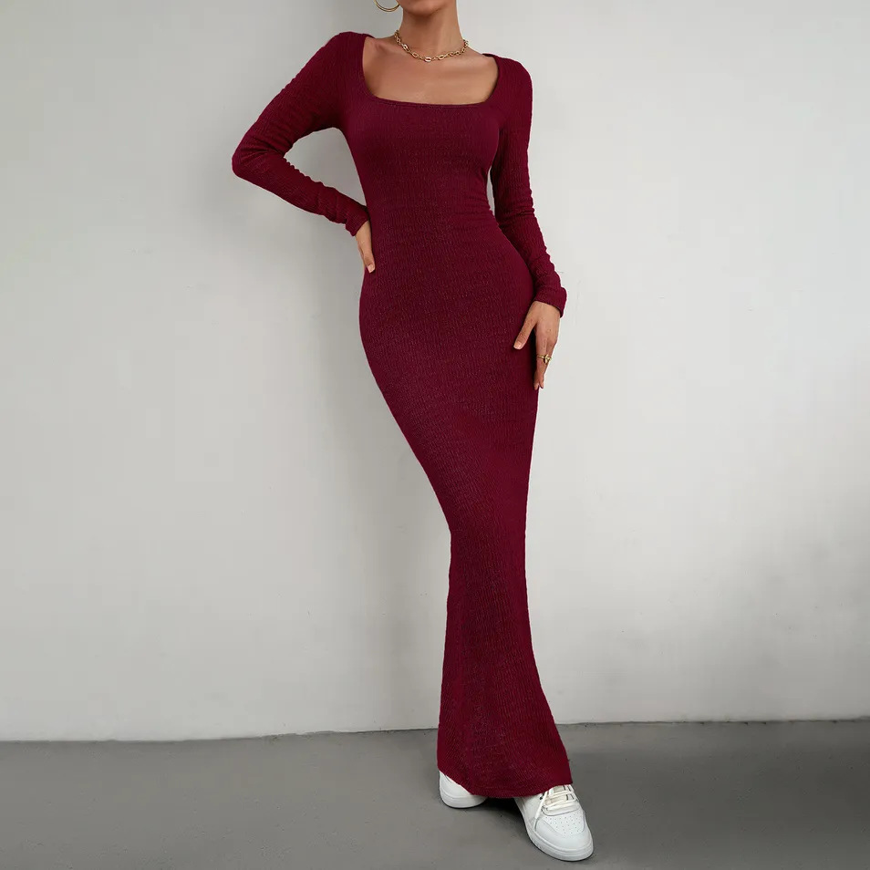 Vestido de mujer con escote cuadrado y mangas largas