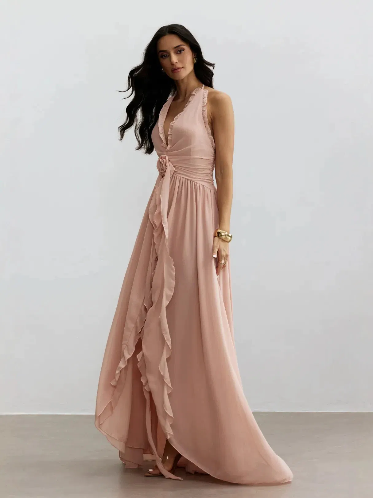Vestido largo sin mangas halter rosa claro con cintura fruncida y abertura alta, elegante para invitadas de boda