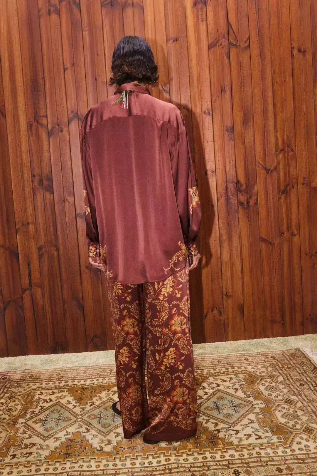 Conjunto de camisa casual de ajuste holgado con estampado floral retro y pantalones de pierna ancha, hecho a medida, diseño lujoso - vestido de fiesta para ocasiones especiales