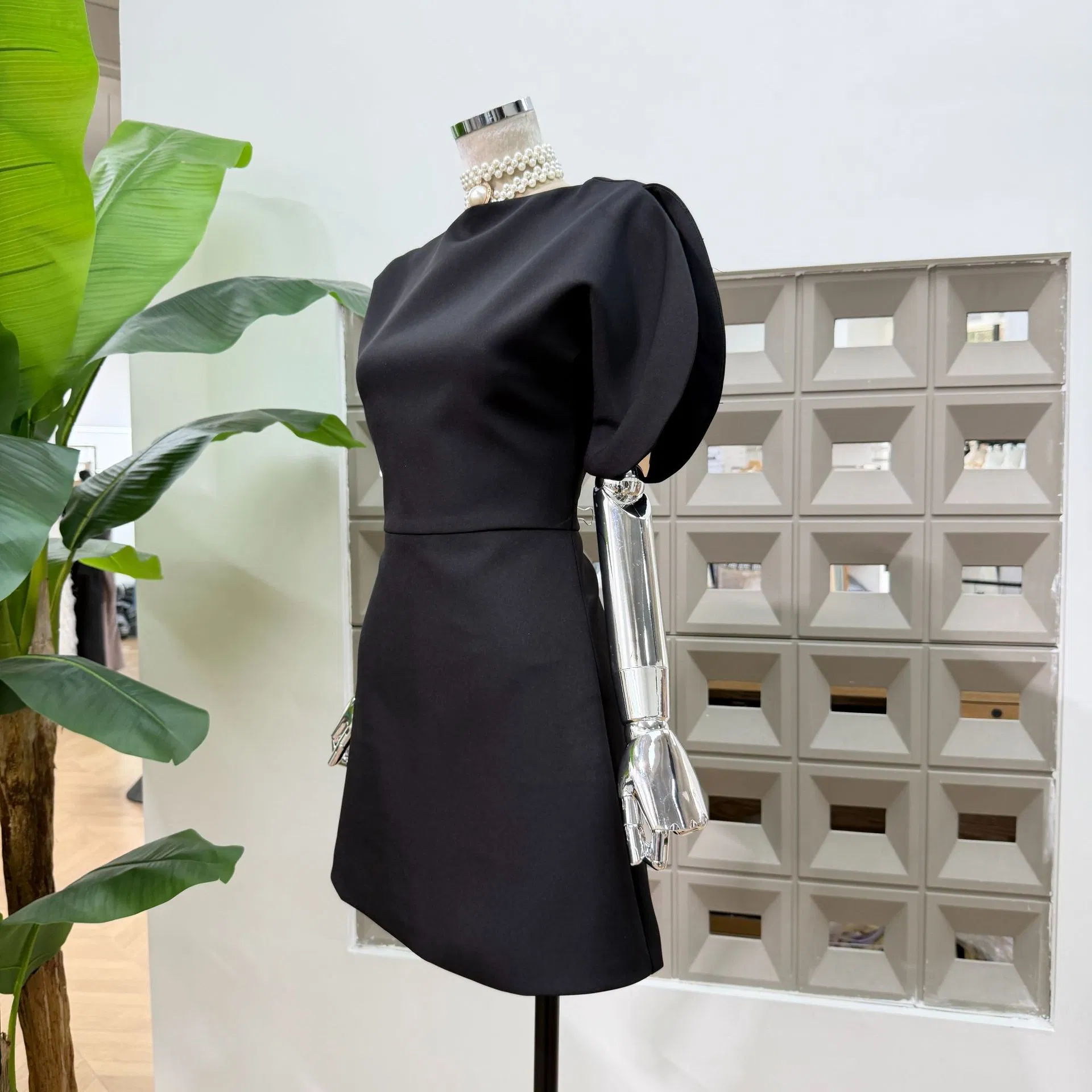 Vestido con cuello redondo y abertura