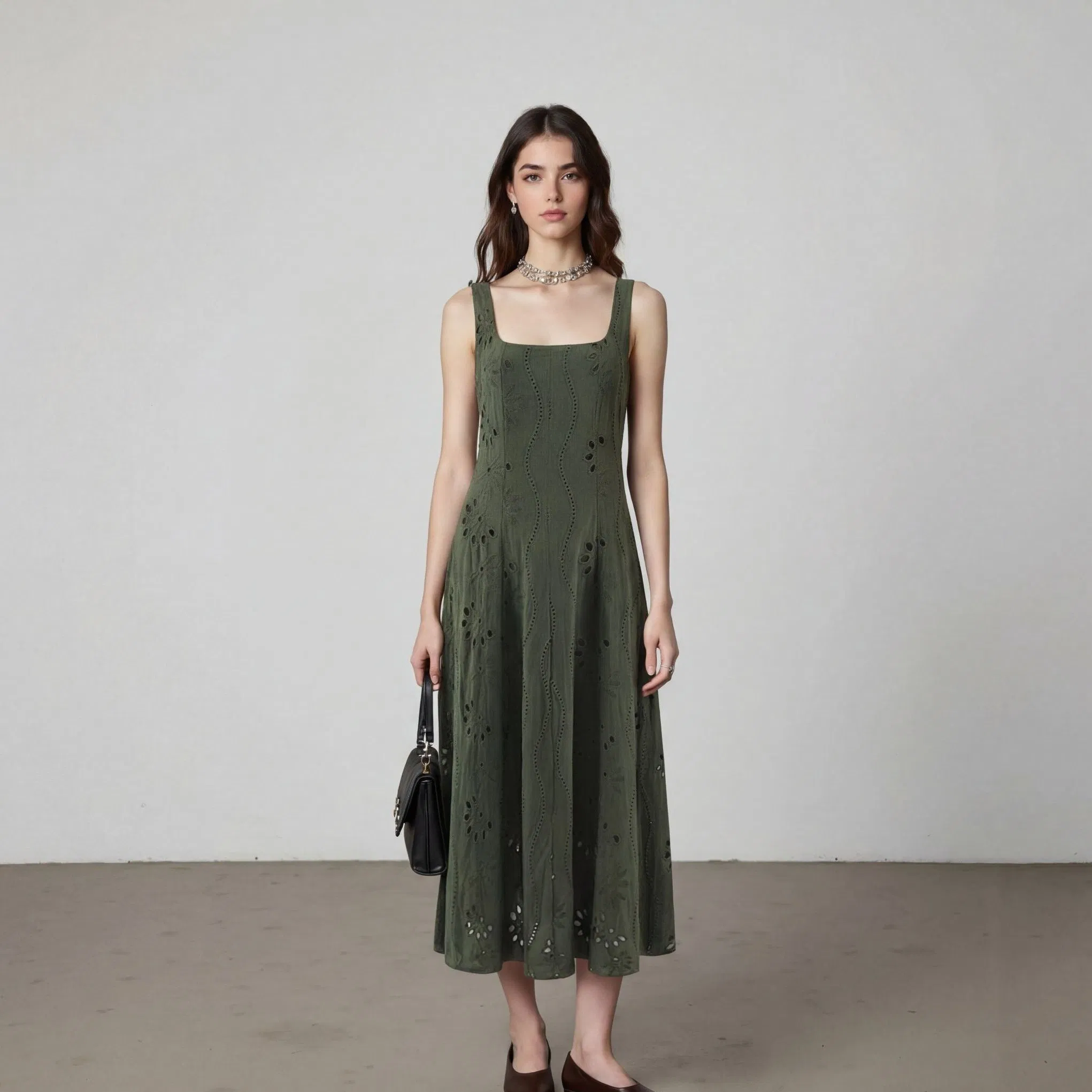 Vestido largo de alta calidad sin tirantes, con cortes, cintura ceñida y cintura alta