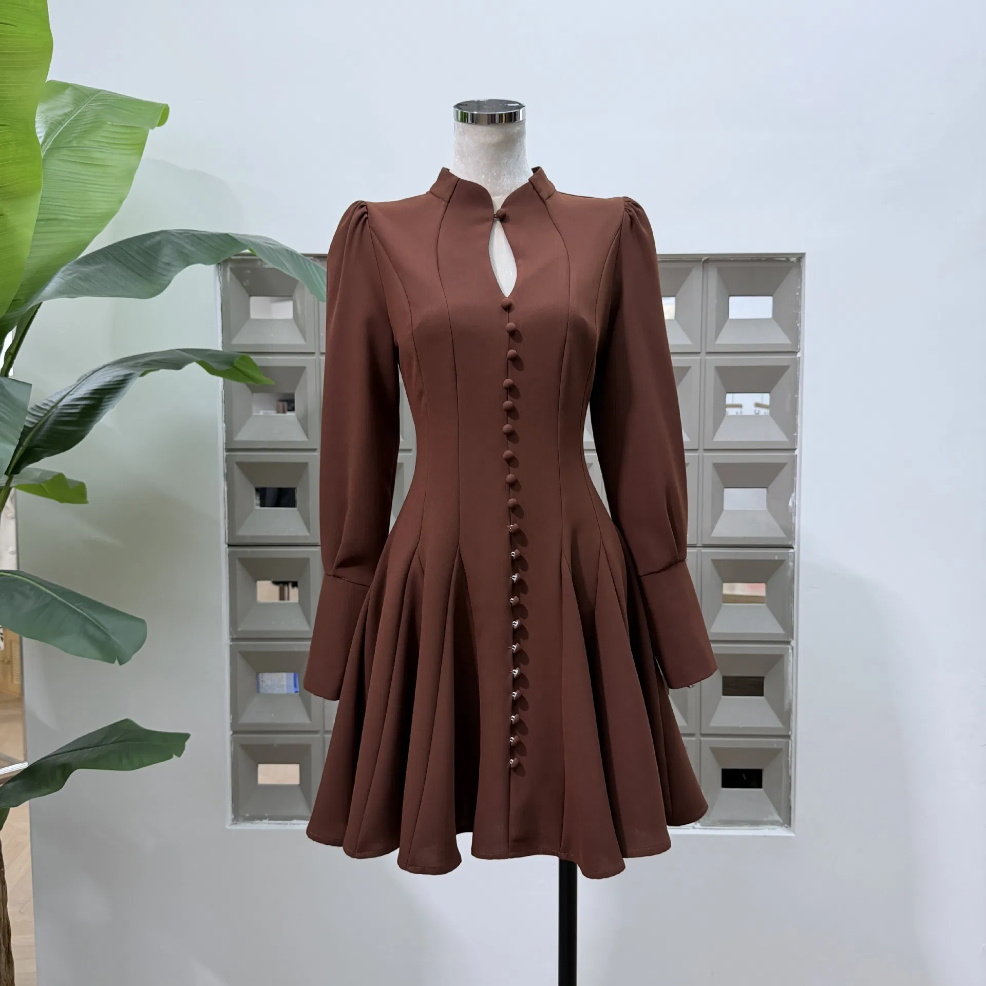 Ropa de boutique primavera nueva elegante falda corta para mujer ajustada de color puro vestido elegante de manga larga