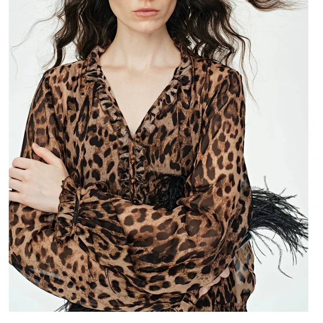 Detalle del vestido de leopardo