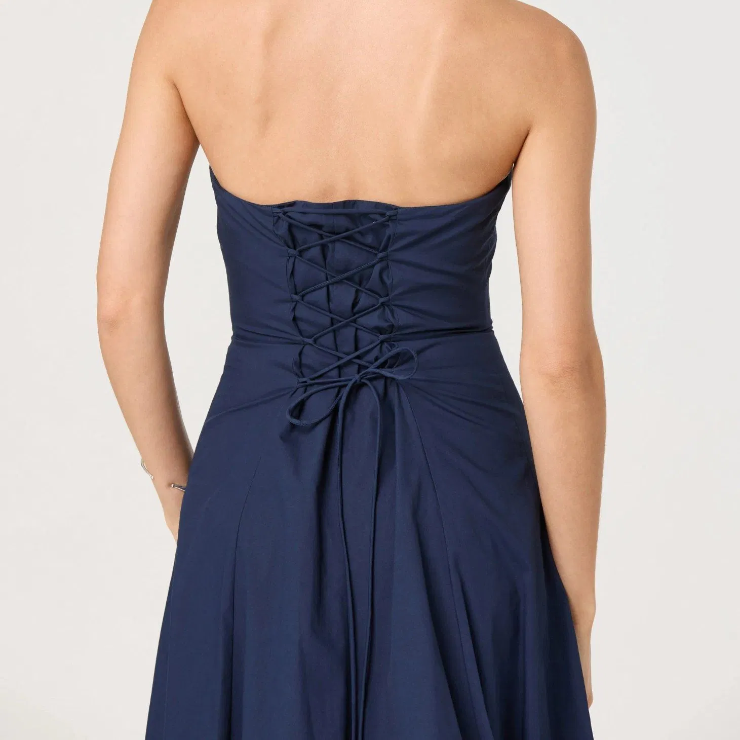 Vestido de noche femenino elegante sin tirantes de cintura ajustada y falda amplia azul oscuro