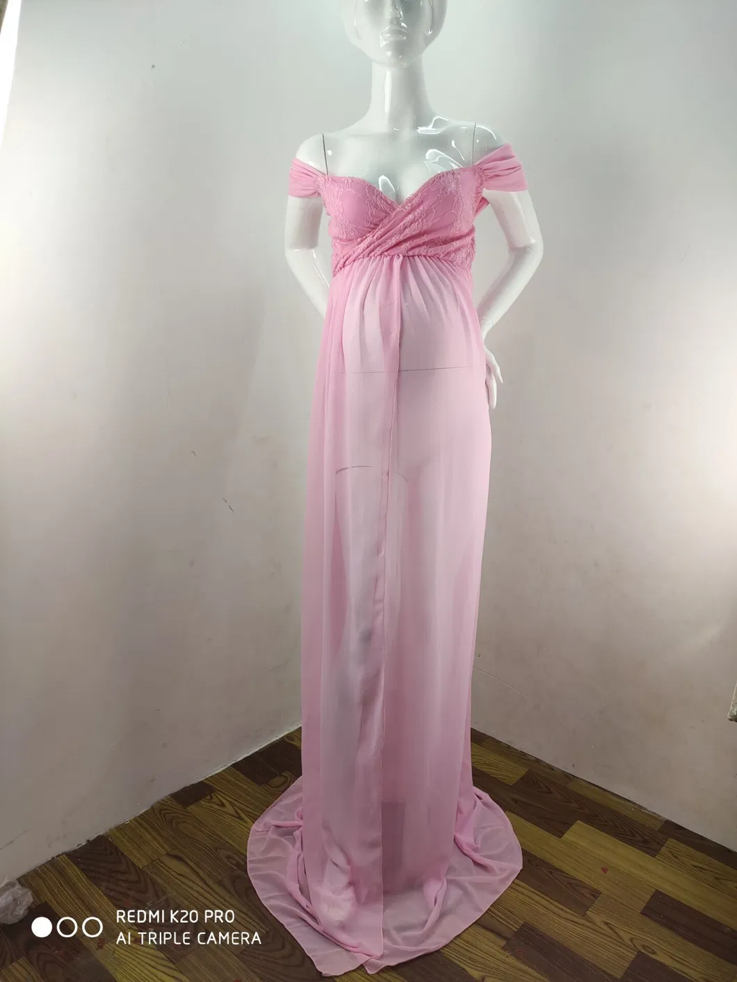 Exhibición de vestido de maternidad
