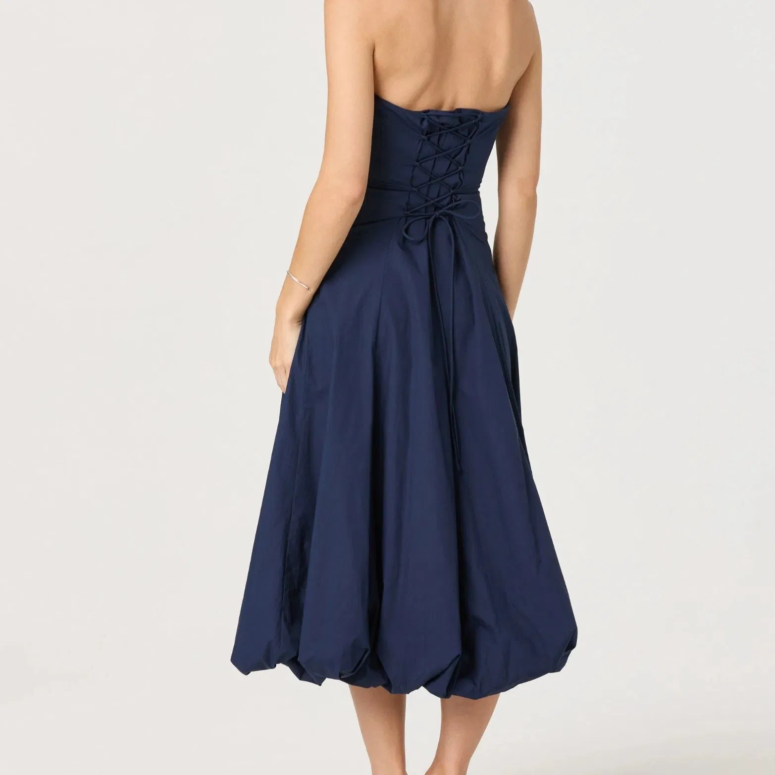 Vestido de noche femenino elegante sin tirantes de cintura ajustada y falda amplia azul oscuro