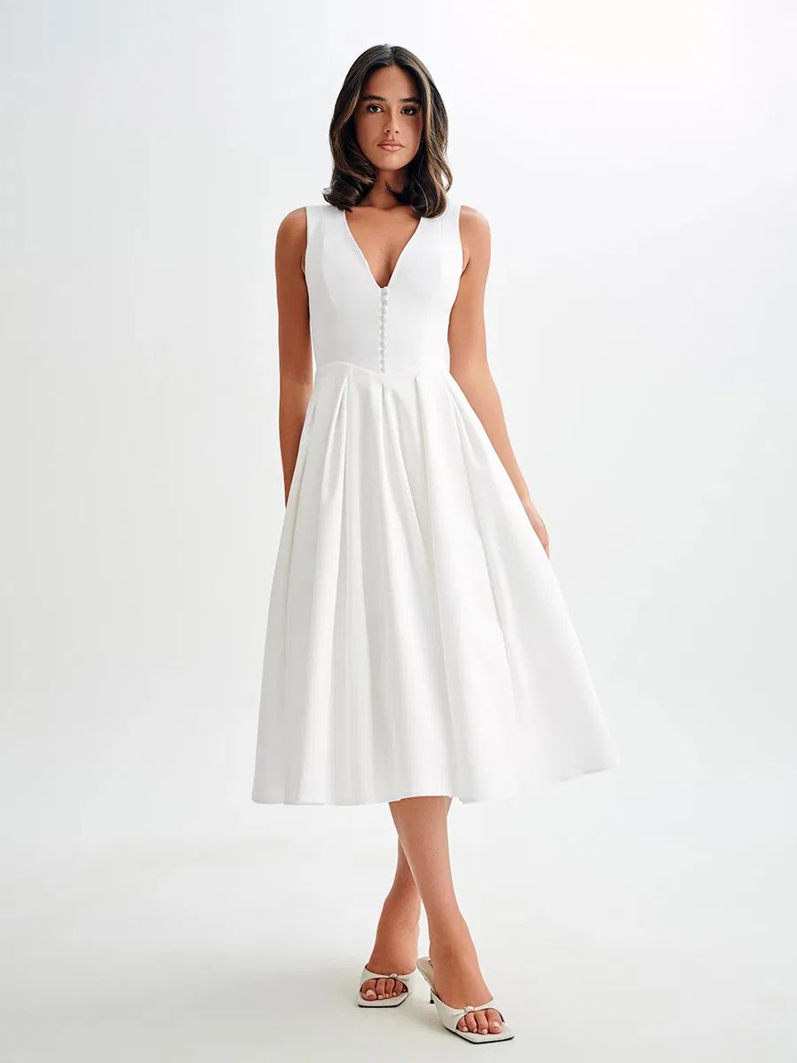 Modelado de vestido midi blanco 4