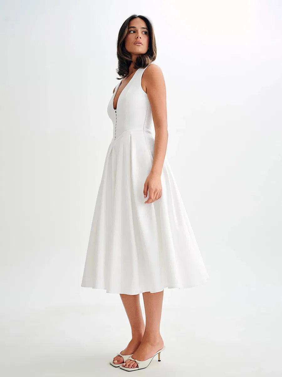 Modelado de vestido midi blanco 2