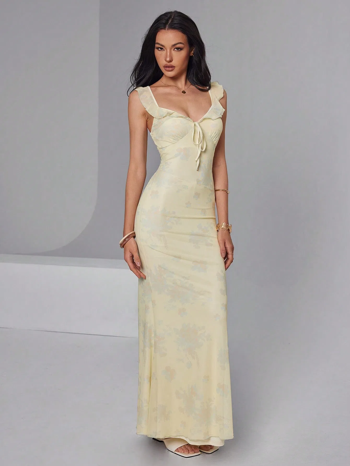 Vestido largo de mermaid con tirantes de espagueti y volantes en amarillo pálido con flores para mujeres, escote en V, ajustado, ideal para invitadas de boda
