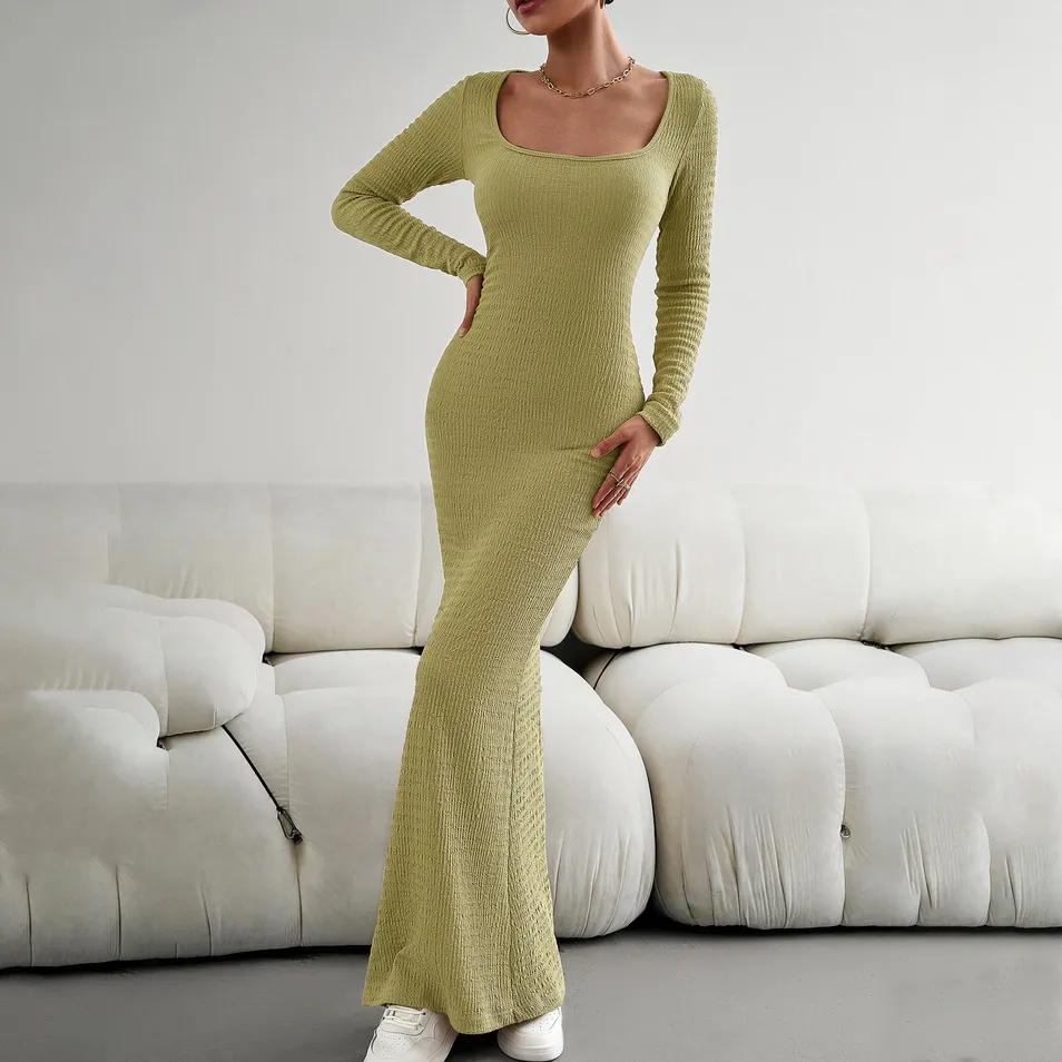 Vestido de mujer con escote cuadrado y mangas largas