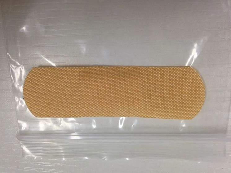 أحجام متنوعة 100PCS لاصقات جروح معبأة بشكل فردي للعناية بالجروح والإسعافات الأولية
