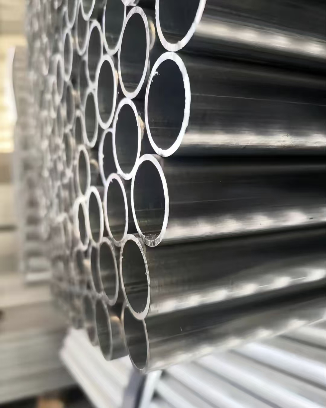 ERW Welded ASTM Carbon Steel Pipe Small Diameter Wear Resistance Hot Rolled Black Casing Tube for Oil &amp; Gas Applications