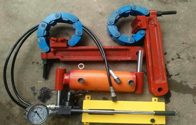 Manual hydraulic breakout tongs