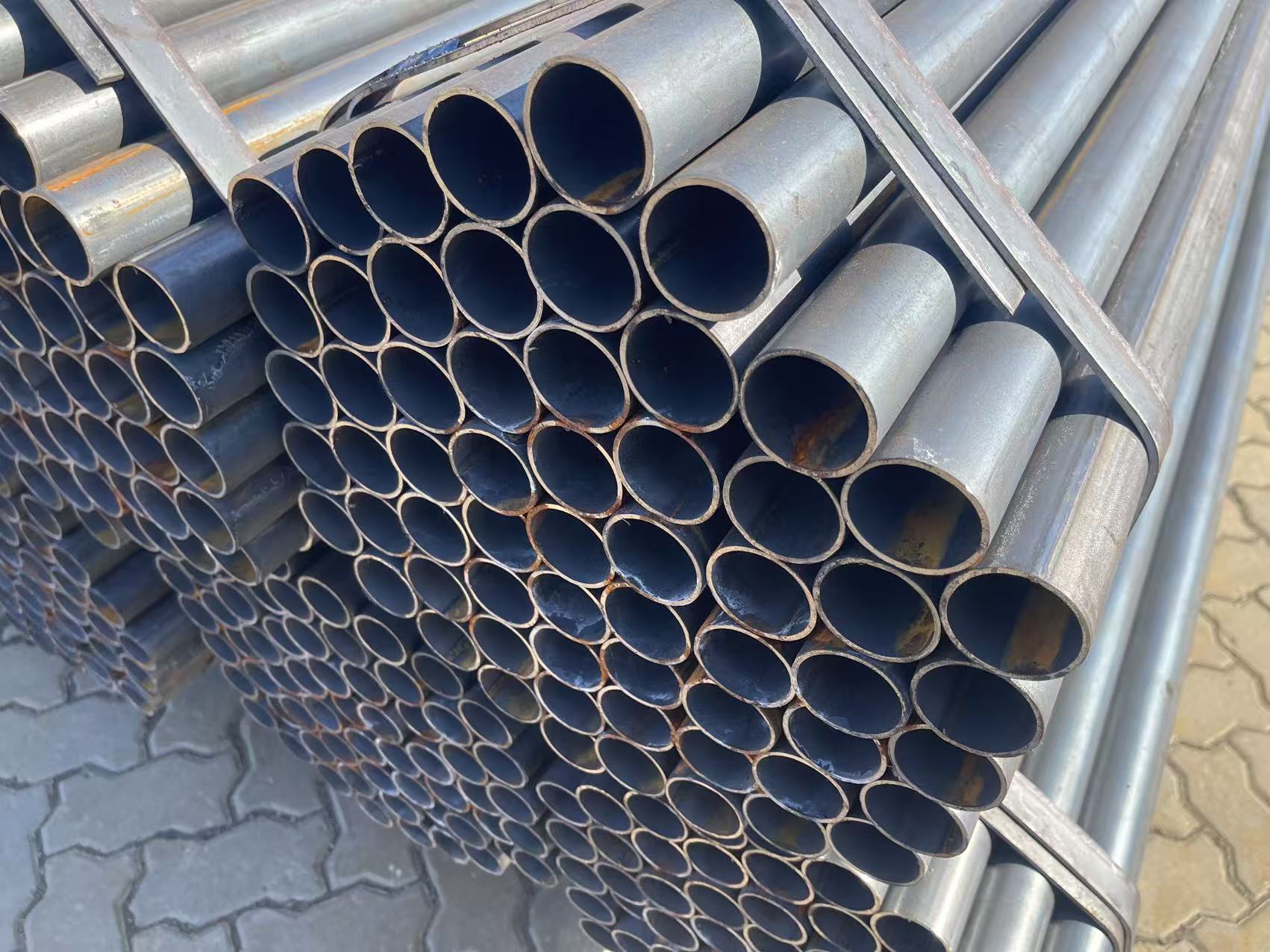 ERW Welded ASTM Carbon Steel Pipe Small Diameter Wear Resistance Hot Rolled Black Casing Tube for Oil &amp; Gas Applications