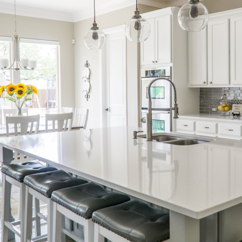 Factory Supply Anti-Yellowing Good Leveling UV Epoxy Liquid Resin for Plastic Varnish Vacuum Coating L-6134