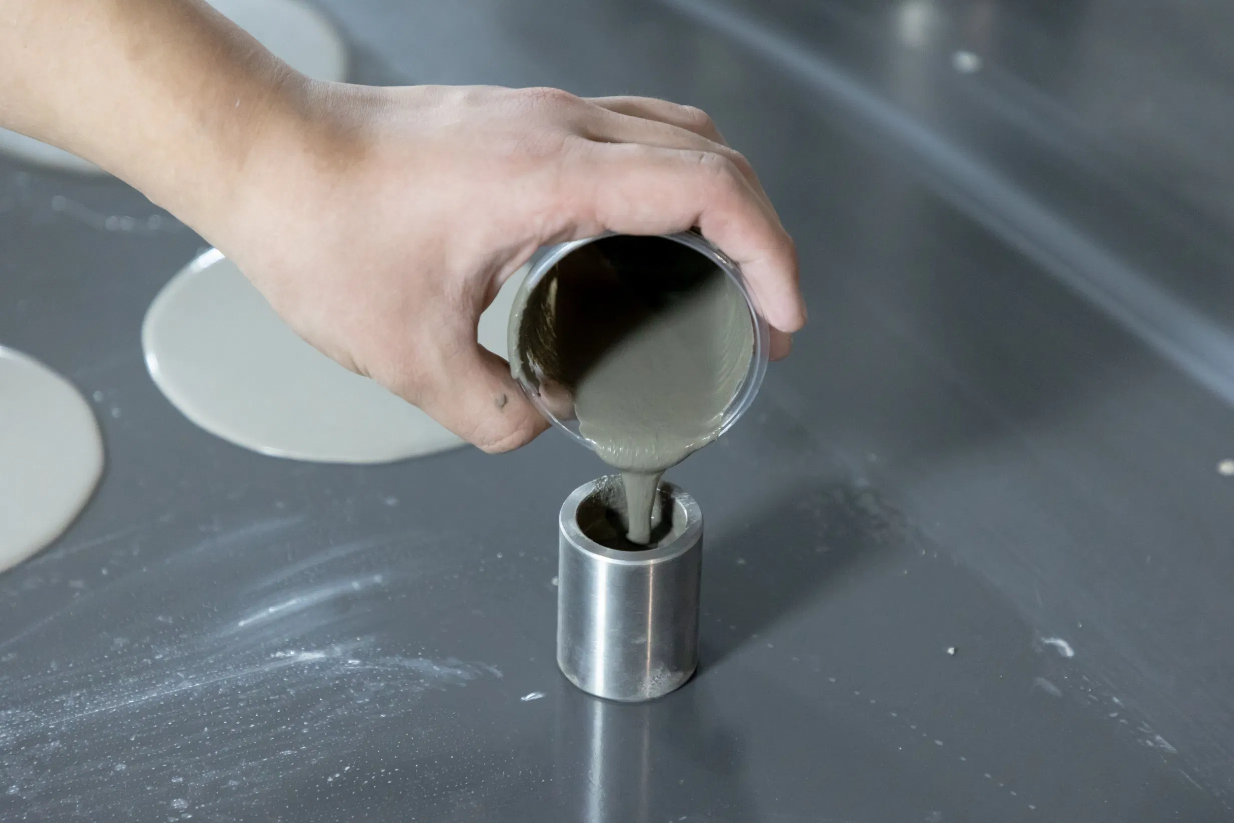 Thick Layer Cement-Based Grout for Quickly and Automatically Levels The Ground