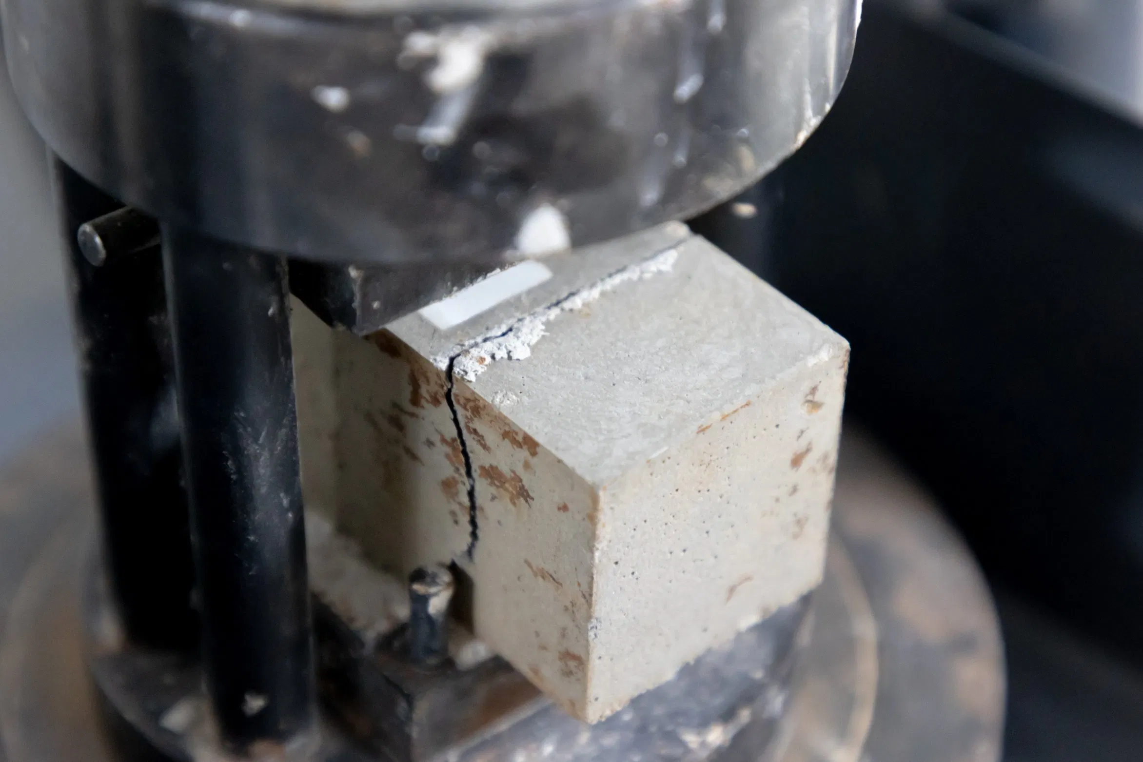 Thick Layer Cement-Based Grout for Quickly and Automatically Levels The Ground