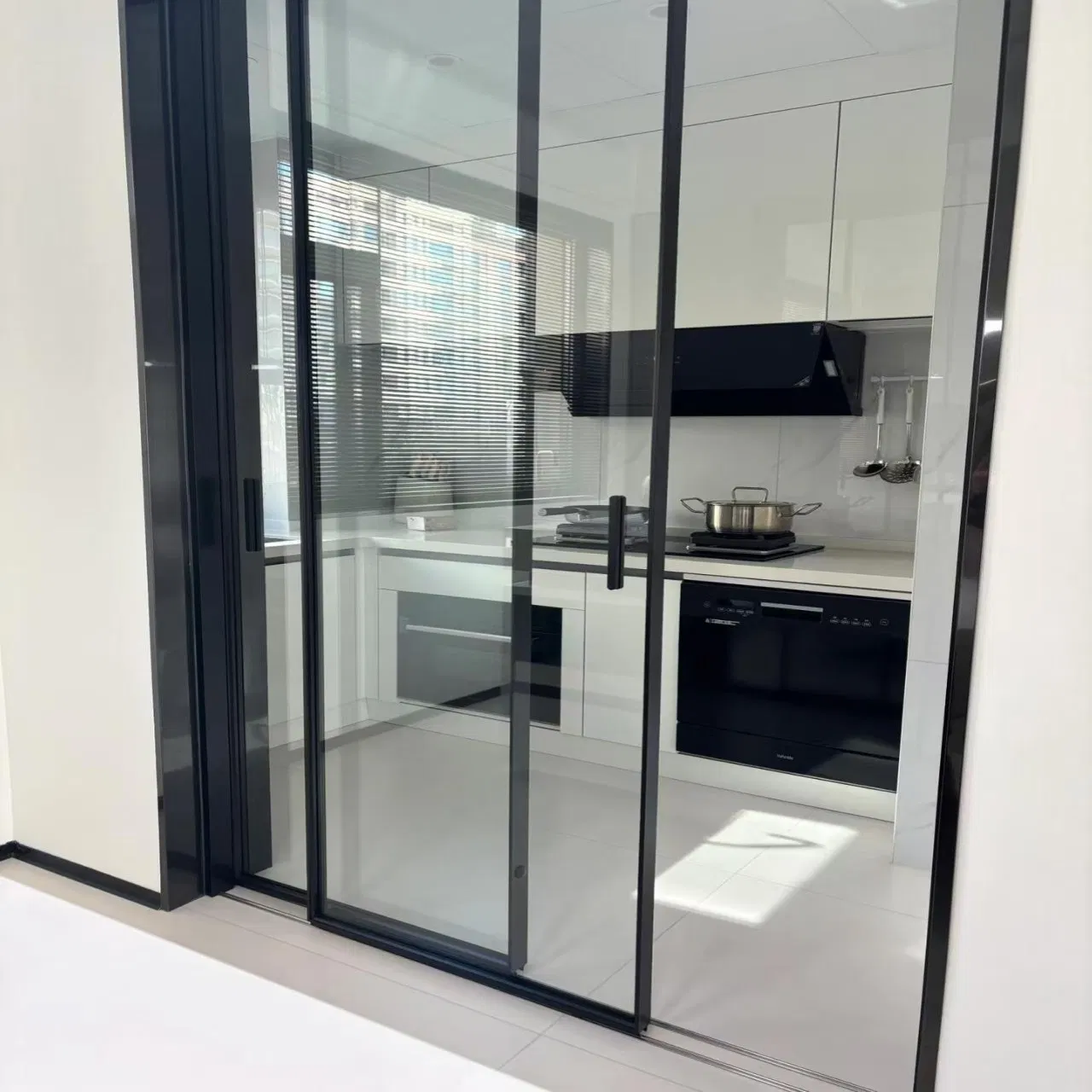 11. Customized Modern Style Extremely Narrow Frame Interior Glass Aluminum Aluminium Sliding Security Door for Studio Living Room, Kitchen, Balcony