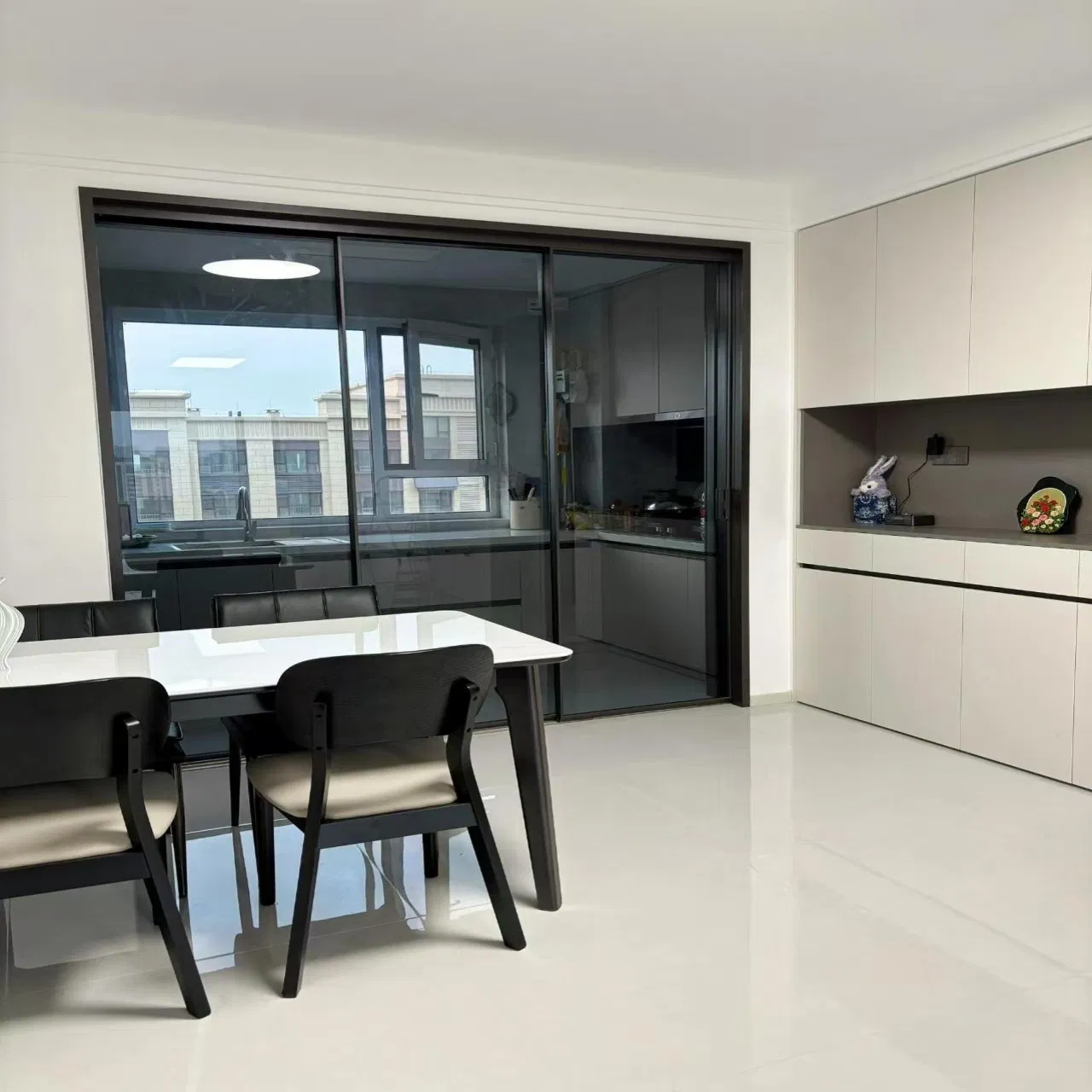 11. Customized Modern Style Extremely Narrow Frame Interior Glass Aluminum Aluminium Sliding Security Door for Studio Living Room, Kitchen, Balcony